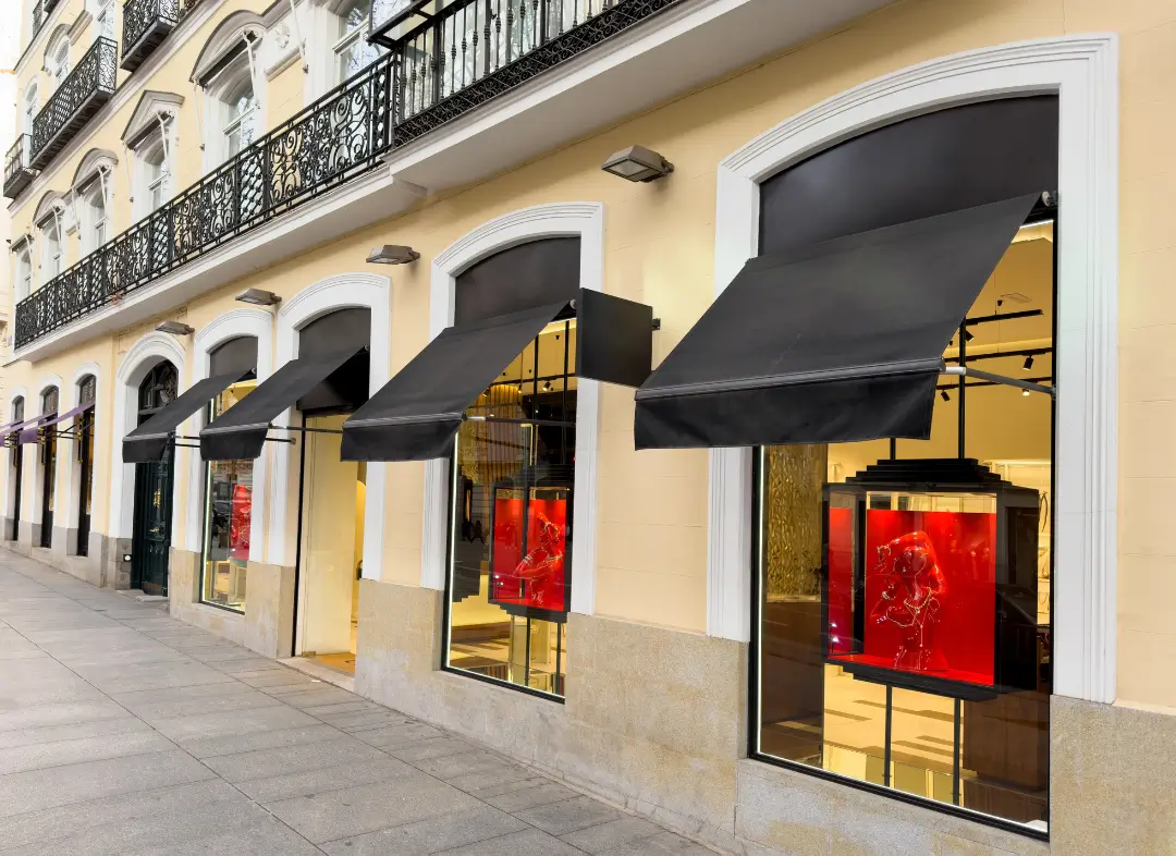 Façade vitrine de magasin en aluminium sur mesure à Gravelines